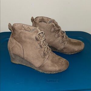 Stylish Women's Tan Suede Wedges